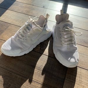 Women’s size 9 Nike Air Huarache Run Ultra Breathe